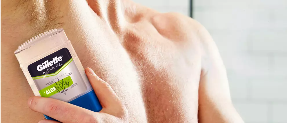 Antitranspirante: vemos em close a imagem de um homem segurando um desodorante e antitranspirante Gillette contra a área da axila.